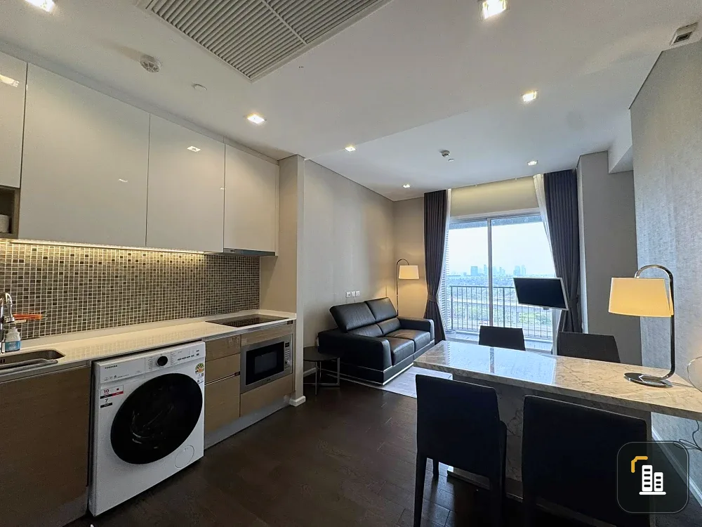 For rent: The Saint Residences, Chatuchak Park view, Building C, corner unit, 2.9 meter high ceiling, bright and airy. Book now!