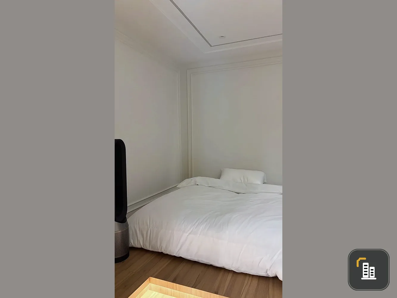 For rent: XT Phayathai. Spacious room with plenty of usable space and high-quality built-in furniture. You'll regret missing out!