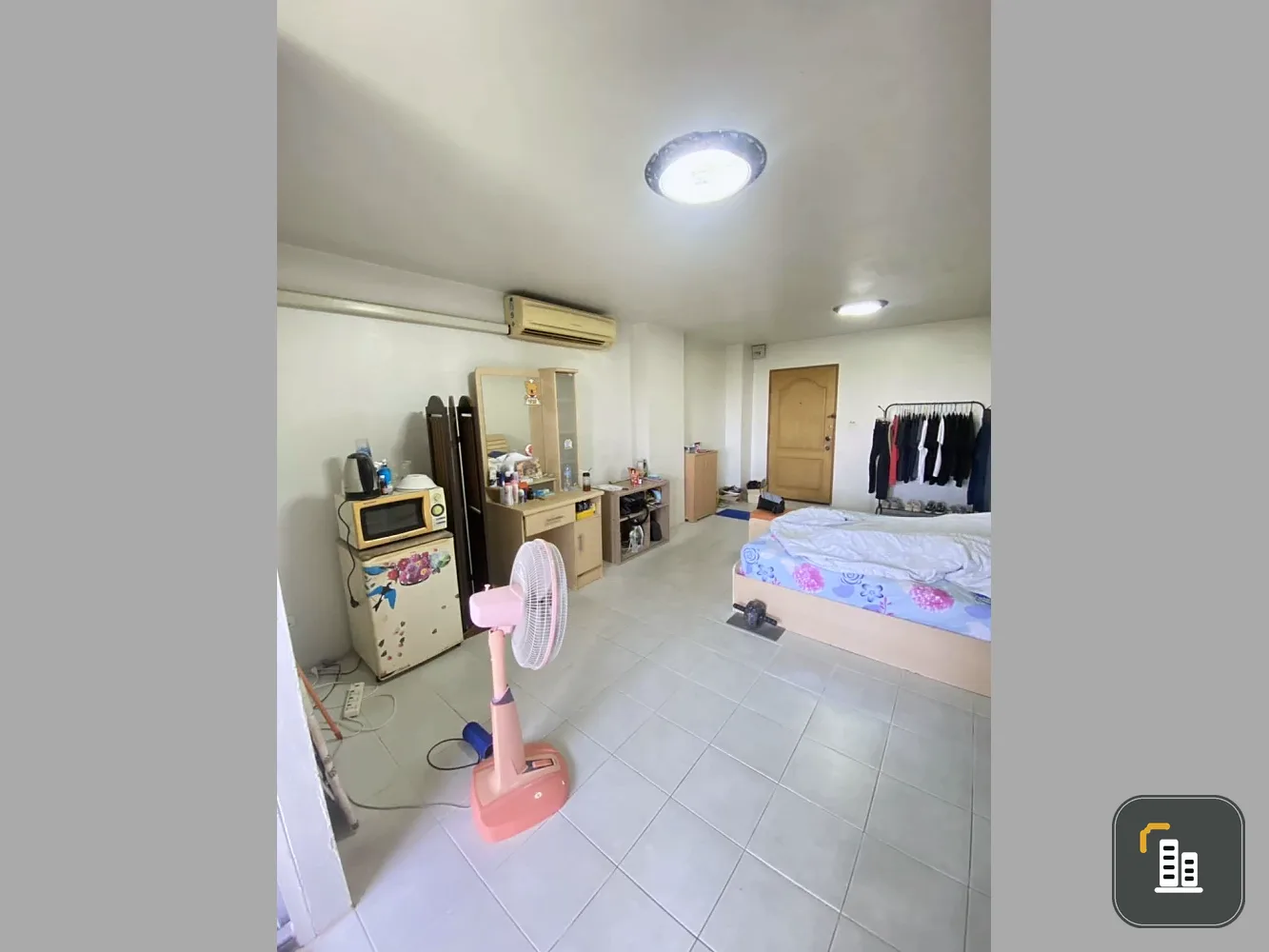 Urgent sale! Champs Elysees Tiwanon, spacious room, 4th floor (not too high), great price. Don't miss out!