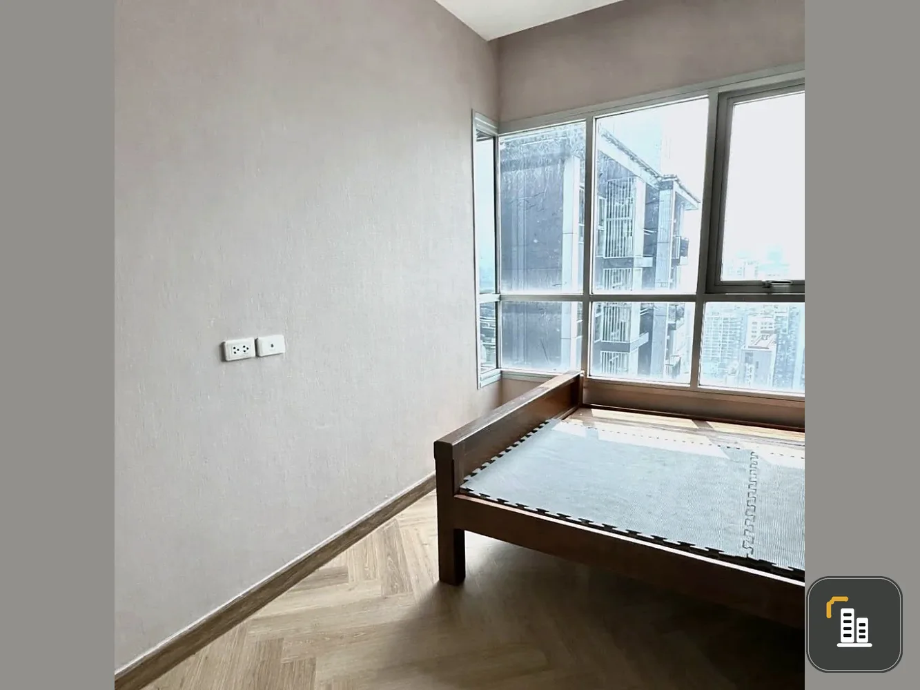 Selling a corner condo unit at Life Ratchadapisek. Private, on the 33rd floor with stunning, unobstructed views. Book now, don't wait!