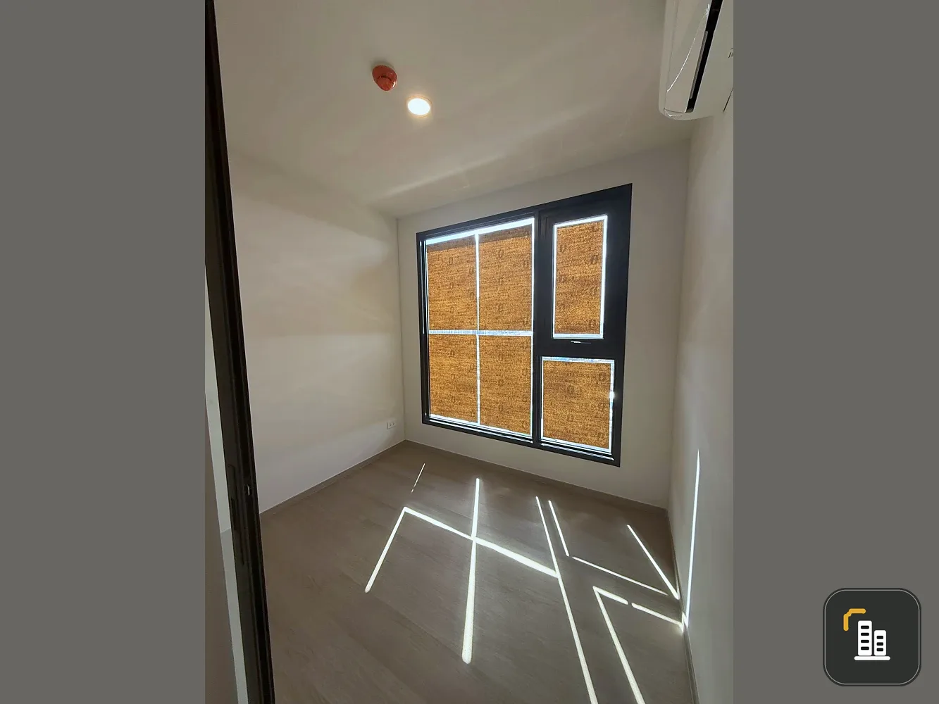 Selling down payment for Origin Play Bangkhunnon Triple Station. Spacious room with ample usable space. Great location, convenient transportation. Boo