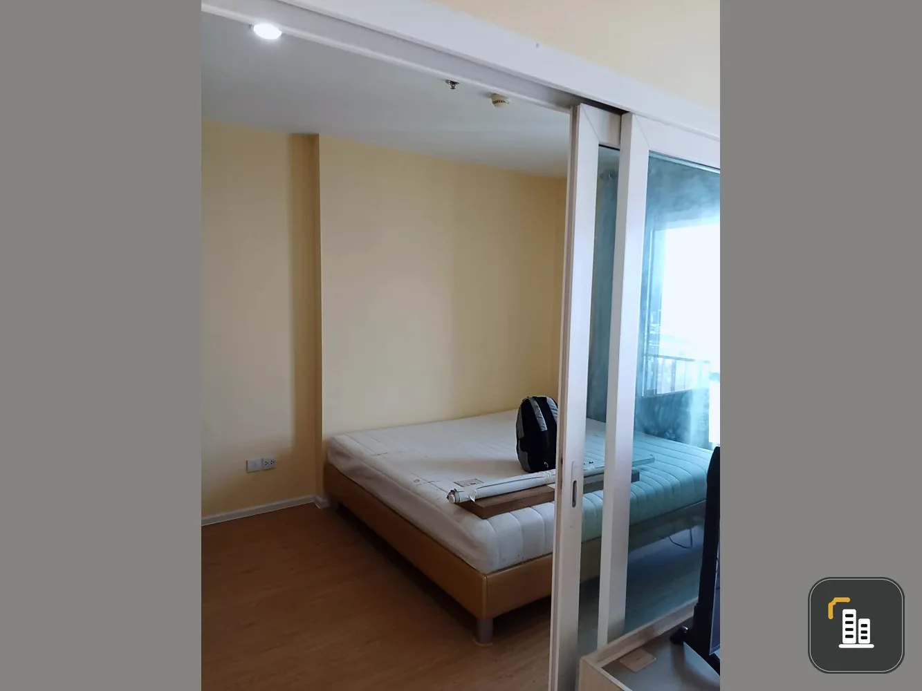 For sale or rent: The Key Sathorn - Charoenrat. High floor unit with excellent ventilation. Cats are allowed, a must-have for cat lovers!