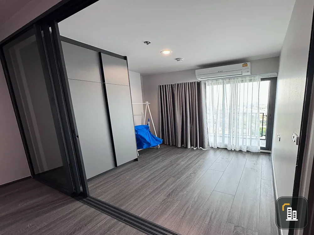 Selling Ideo Sukhumvit - Rama 4, 11th floor unit with spacious living area, excellent location, and convenient transportation. Don't miss out!