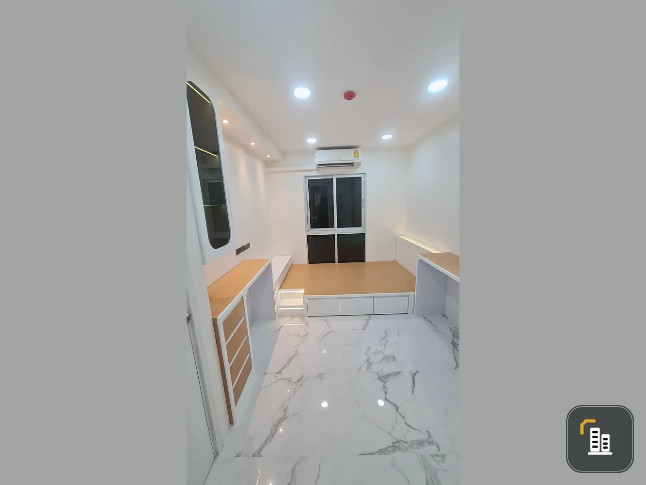 Plum Condo Chaengwattana Station for sale. Nice unit on the 2nd floor (not too high). Built-in interior. Reserve now!