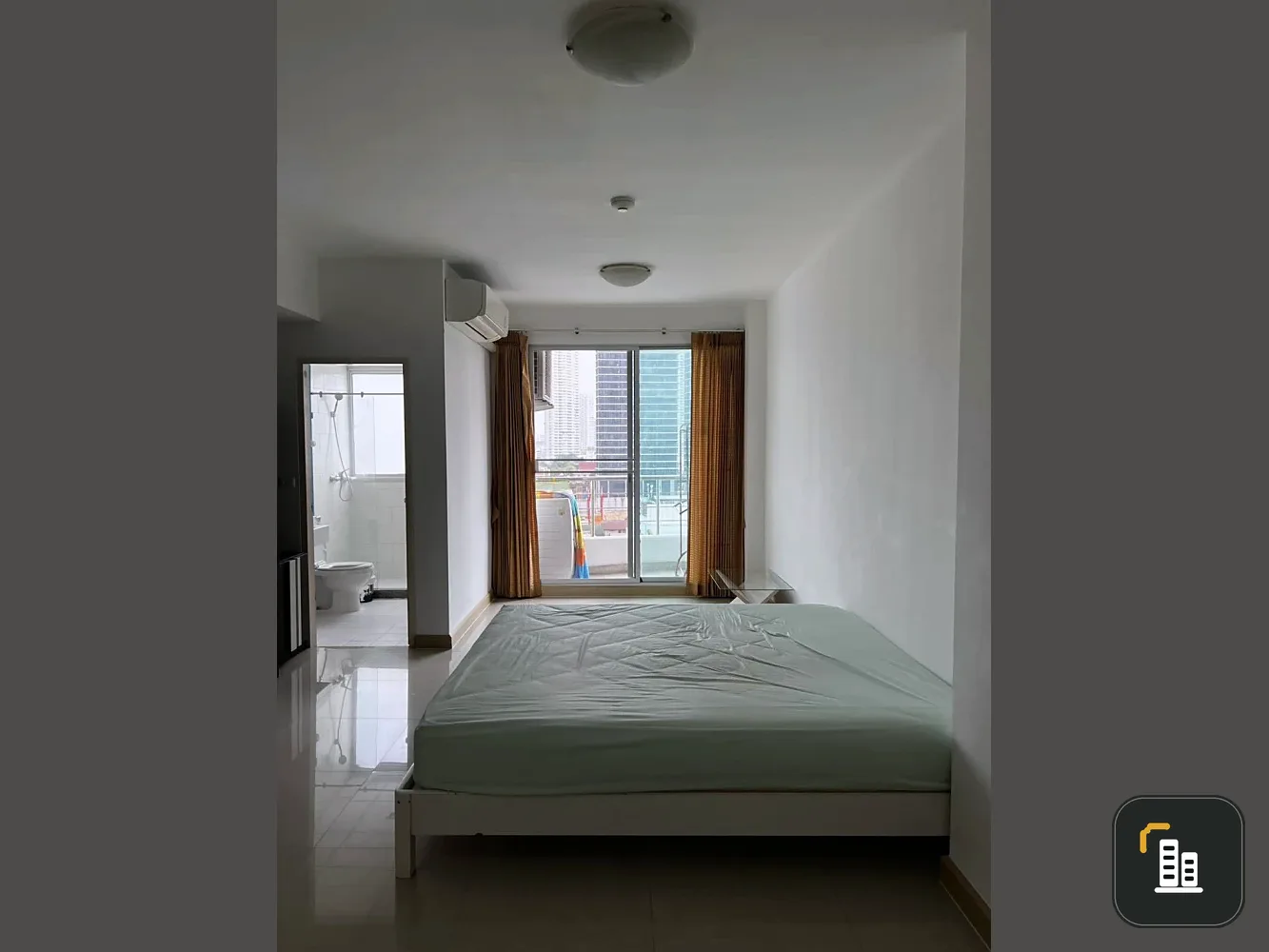 For sale: Supalai River Place, 10th floor. Spacious and very comfortable living space with stunning city and river views. Don't miss out!