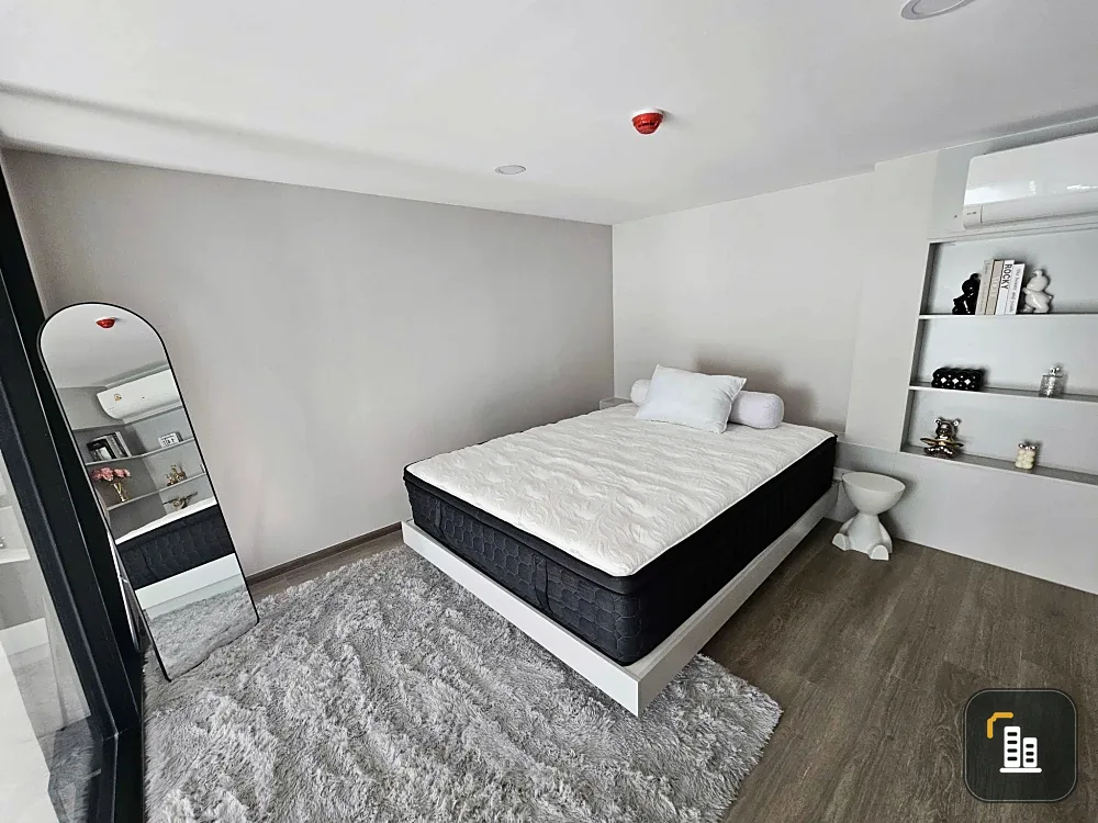 Ready-to-move-in condo unit at Knight Bridge Space Rama 4. High floor, fully furnished. Book now!