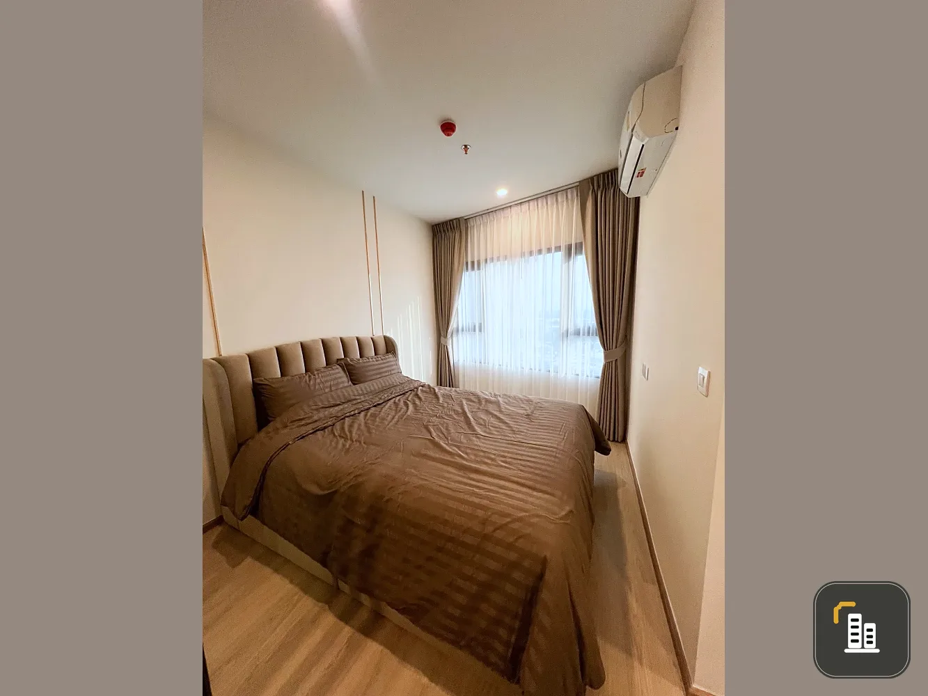 For rent: Life Rama 4 Asoke, ready to move in, fully furnished, high floor, complete amenities. Book now!