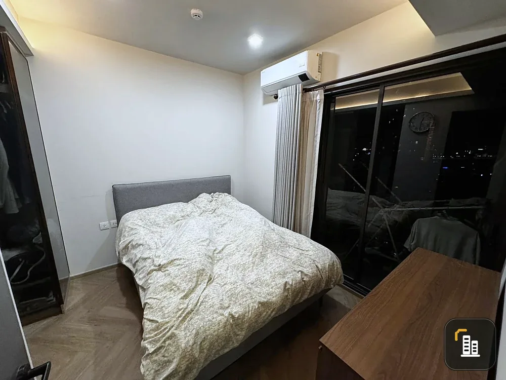 For sale: Chapter Chula-Samyan condo, fully furnished with built-in furniture from the project. Just bring your belongings and move in!