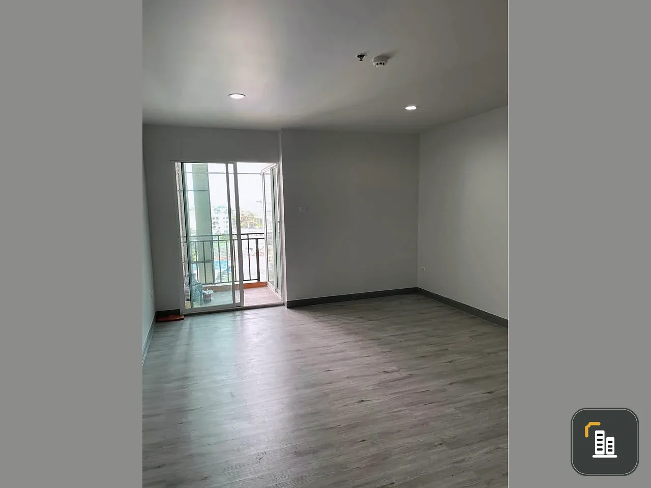 Selling Regent Home 12 Ladphrao 41, unfurnished unit, 8th floor, unobstructed view, excellent location. Don't miss out!