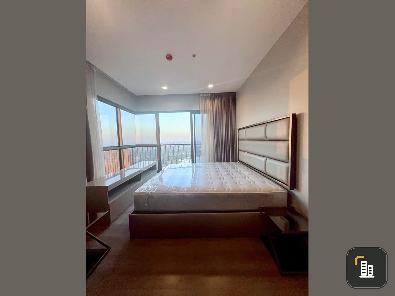 Selling The Politan Aqua, 2 bedrooms, corner unit, with Chao Phraya River view. Book now!