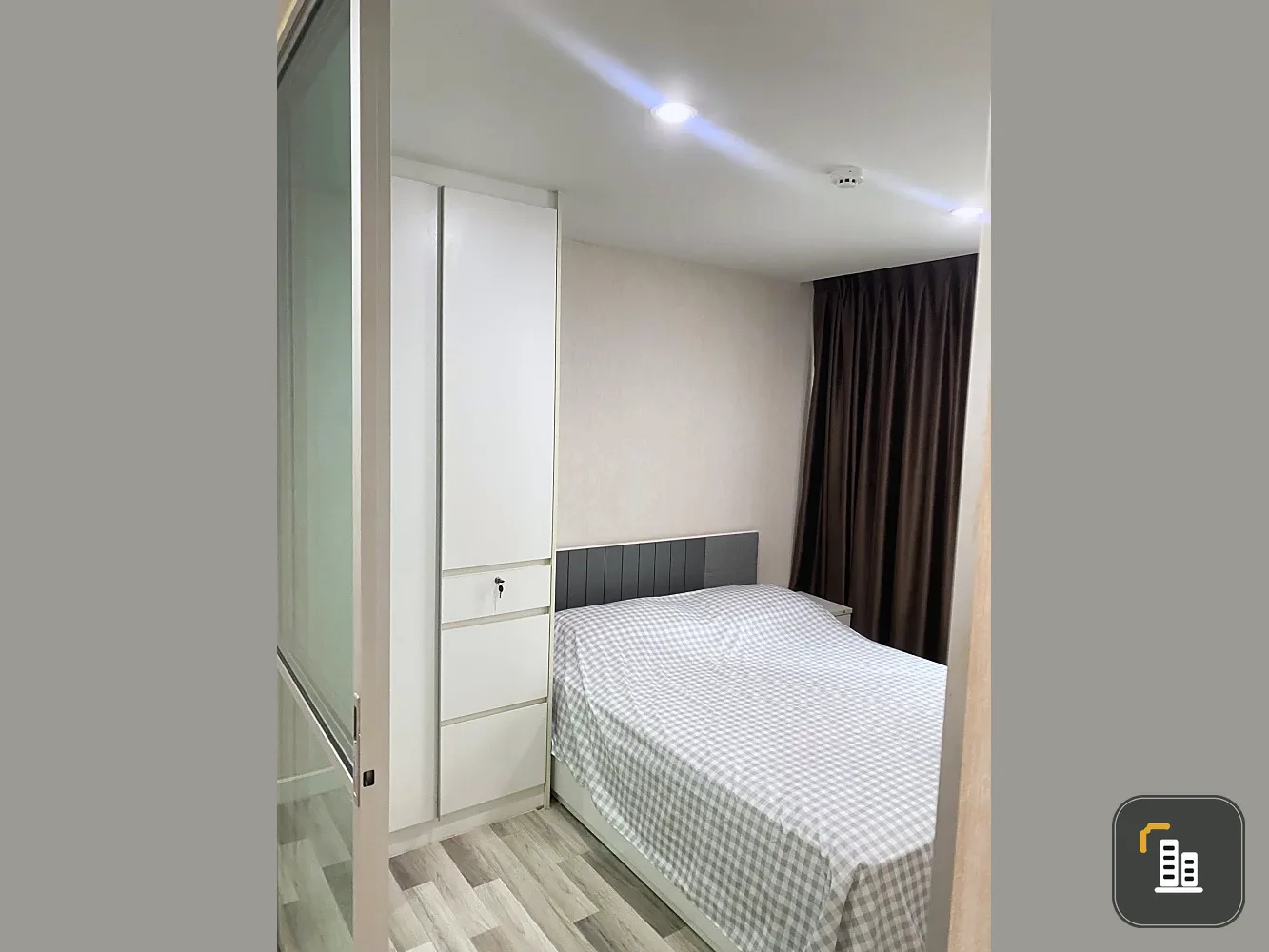 Selling The Cube Plus Chaengwattana, fully furnished, in a prime location. Don't miss out!