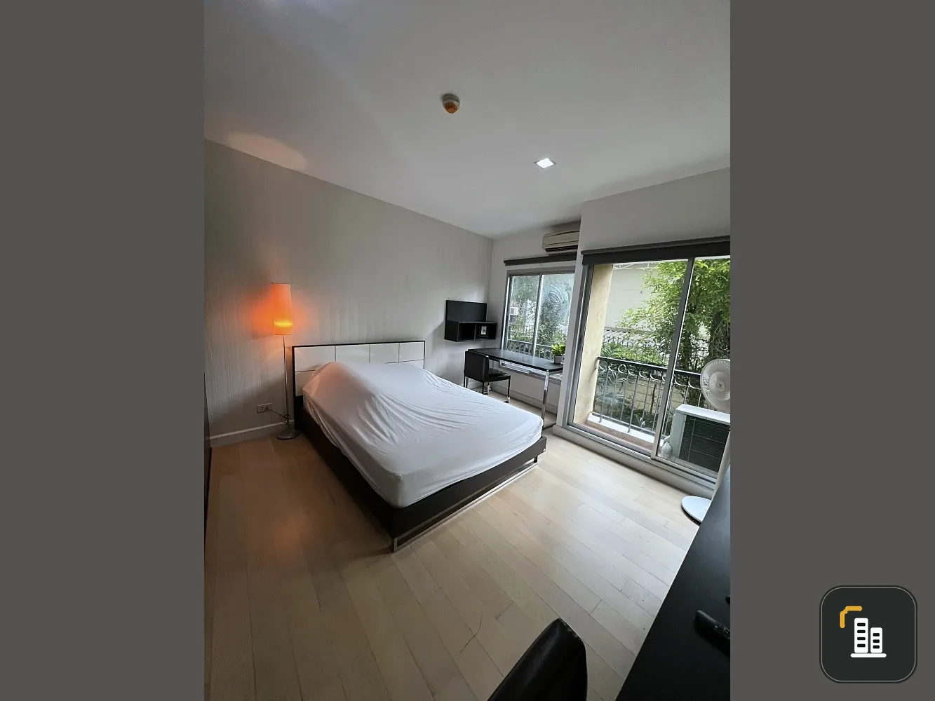 Selling The Seed Terre Ratchayothin, Studio type corner unit, fully furnished with appliances as shown in the pictures.