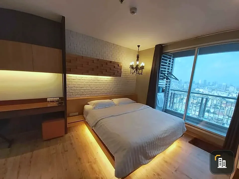Condo for sale, Rhythm Ratchada. Beautifully renovated unit with built-in furniture throughout, well-divided layout, and panoramic view. Book now!