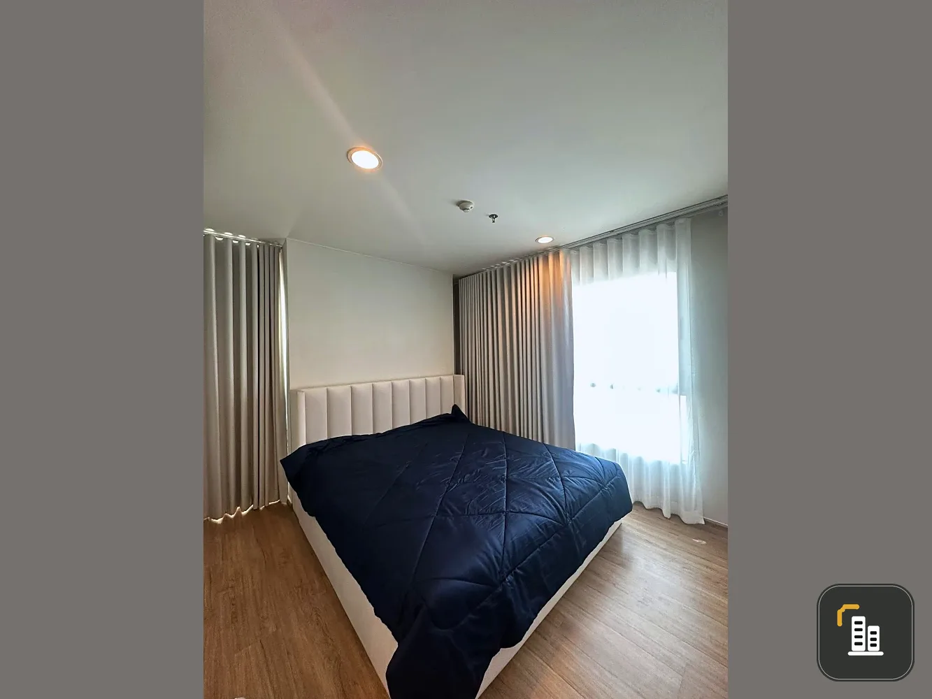 Selling Fuse Chan Sathon Condo. Ready to move in, fully furnished, high floor, good ventilation, spacious and comfortable. Book now!