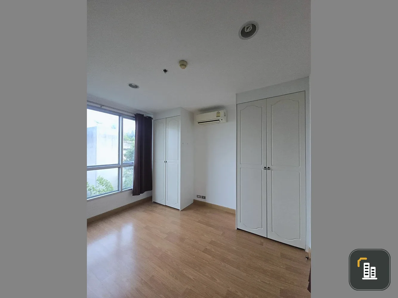 Selling Life @ Ratchada (Ladprao 36) 1-bedroom unit, 4th floor. Spacious living area, great location. Don't miss out!