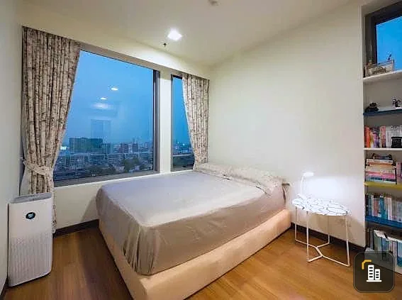 Selling Vantage Ratchavipha, 2 bedrooms, spacious living area, and amazing amenities. Don't miss out on this great deal!