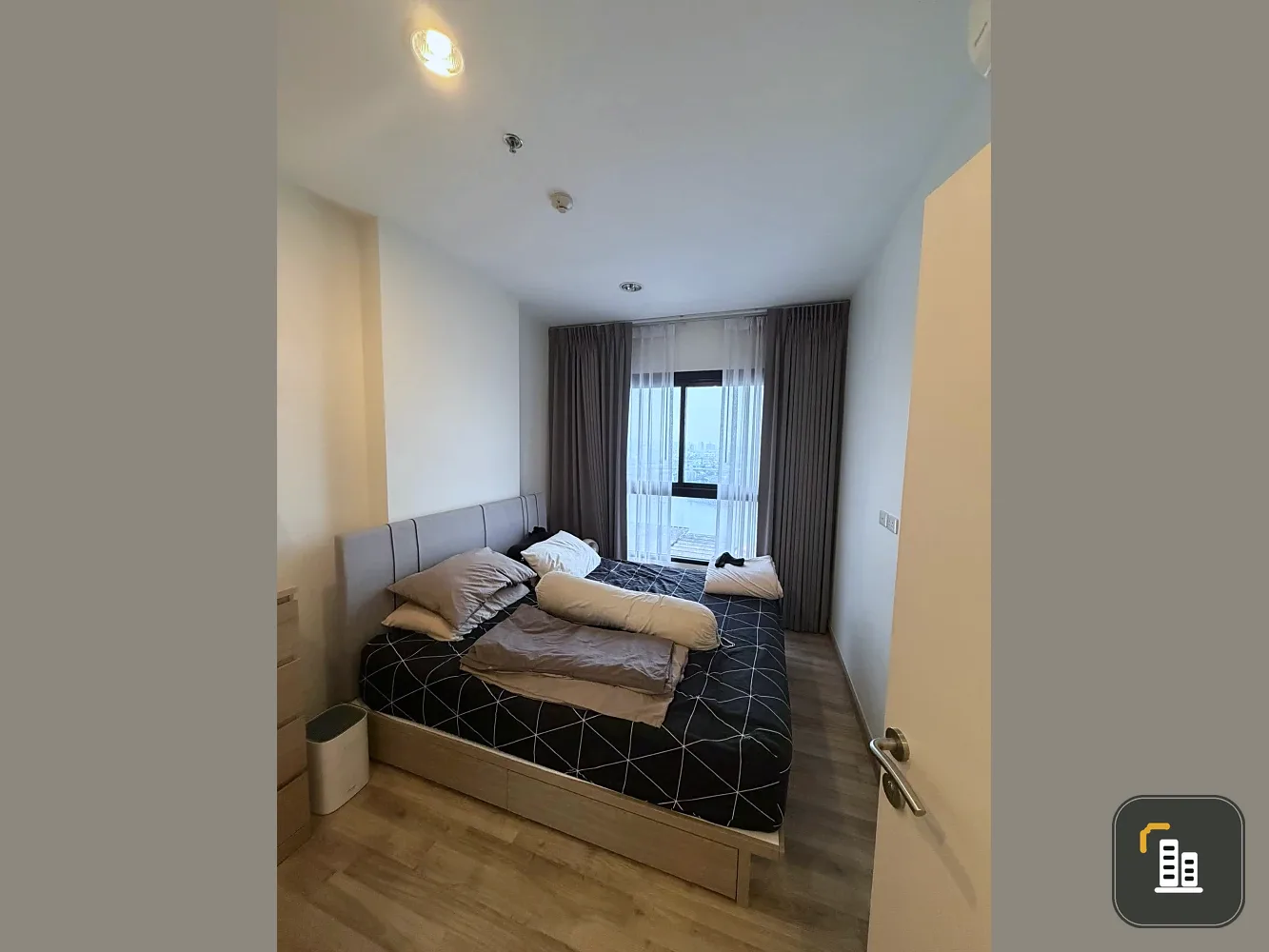 Selling Niche Mono Charoen Nakorn, 2 bedrooms, spacious living area, fully furnished, beautiful Chao Phraya River view. Book now!
