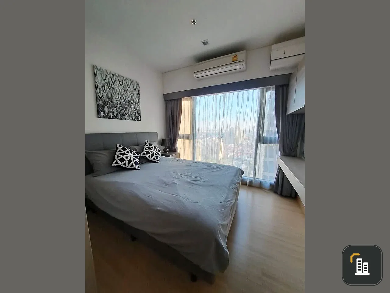 Selling a quiet unit at Whizdom Connect Sukhumvit with pool and park views. Don't miss out!