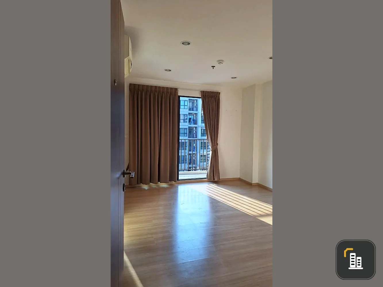 Selling a unit at The BASE Chaengwattana, 22nd floor. Excellent location, convenient transportation, and pool view. Book now!