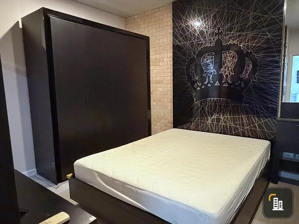 For rent: Hive Taksin, 2 bedrooms, spacious living area, high-quality built-in furniture. Don't miss out!