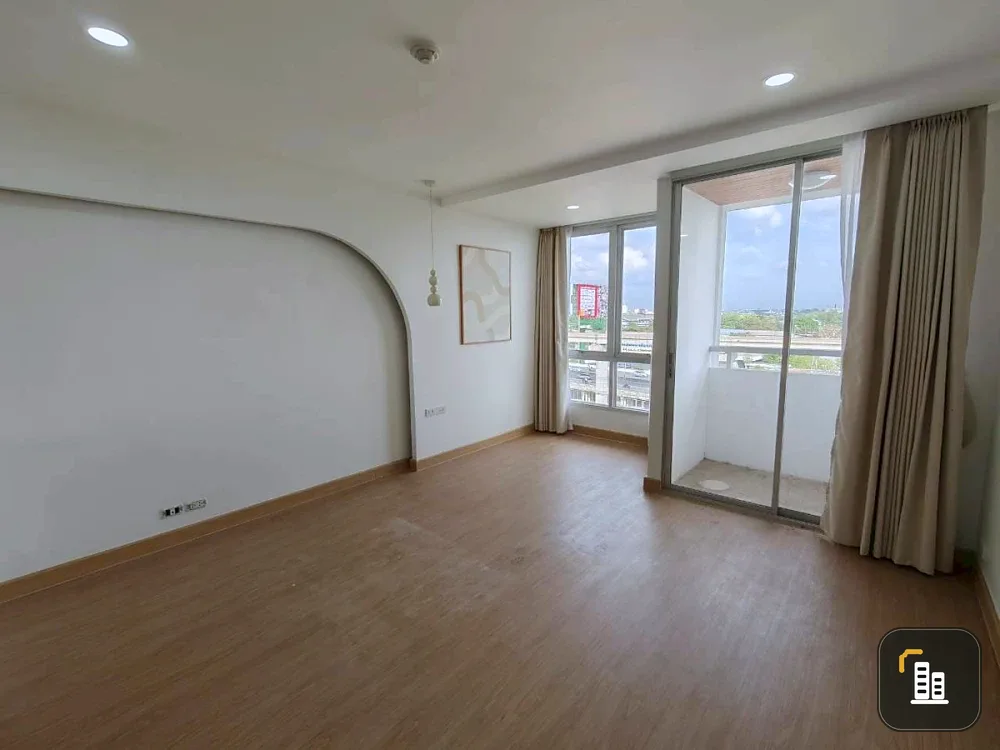 Selling Prima Srinakarin condo, 8th floor, city and BTS view, bright and airy atmosphere. Book now!
