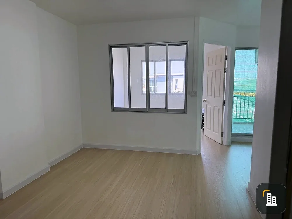 For sale: Lumpini Condo Town Ramintra - Laksi, 4th floor, 2-meter high ceiling, 40 sq m. Clean, spacious, and very livable.