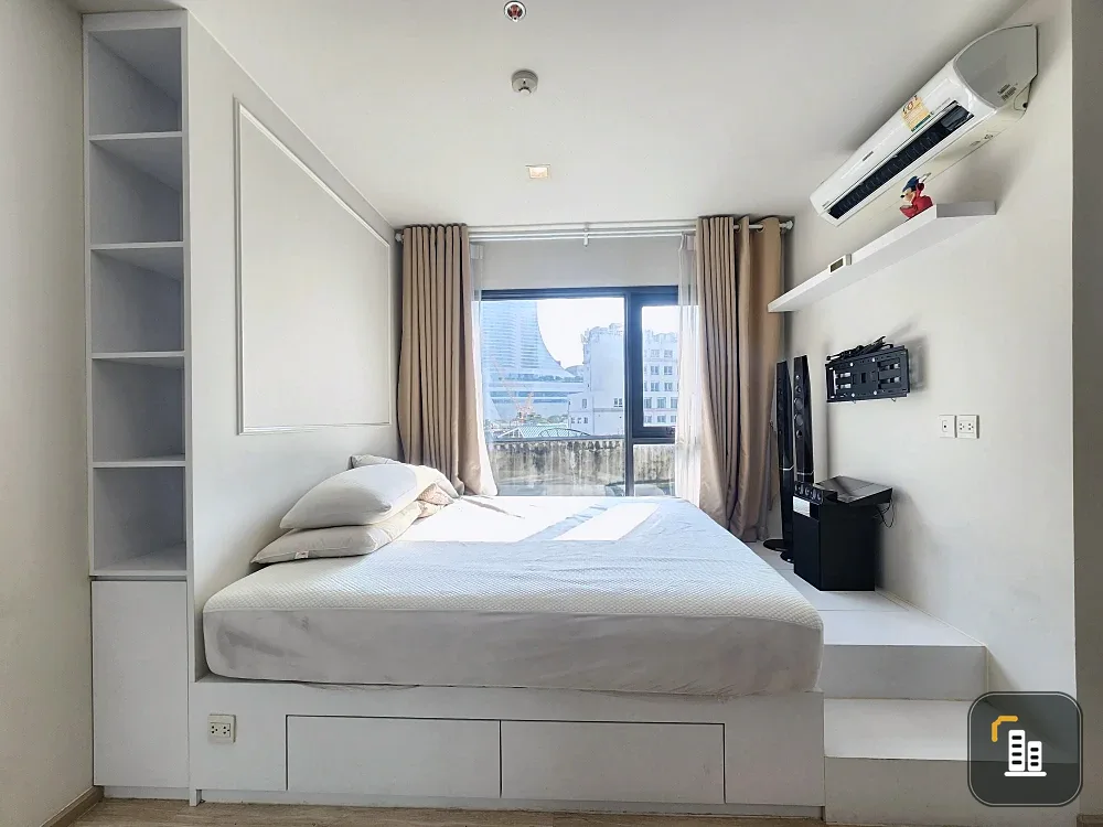 Life One Wireless condo for sale. Fully furnished with built-in fixtures and stunning views. Enjoy watching the Central World fireworks every year! Do