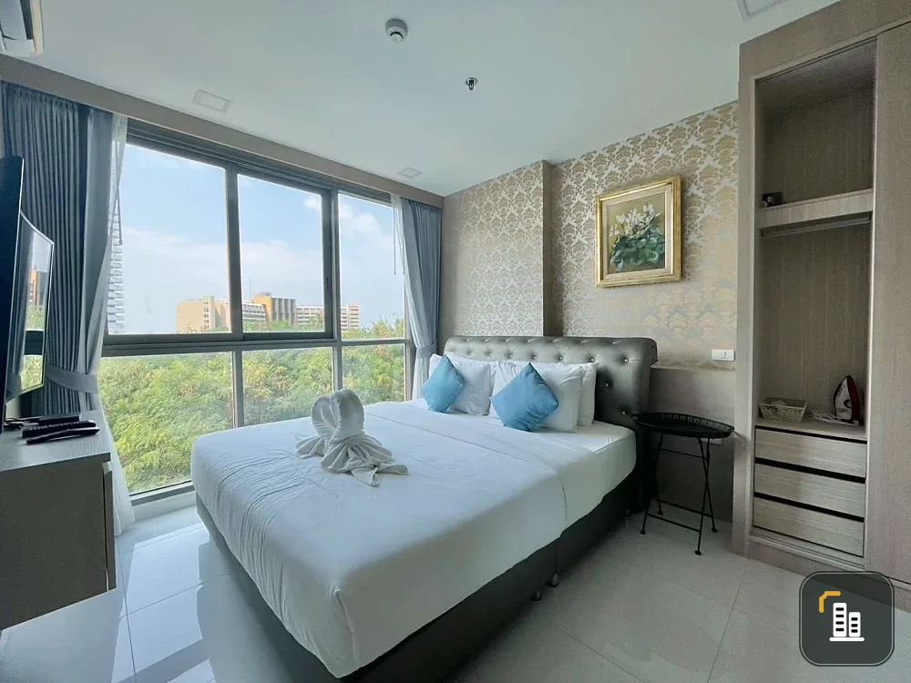 Selling The Cloud Pattaya, 1 bedroom, 1 bathroom. Features high-quality wallpaper and fully furnished. Book now!