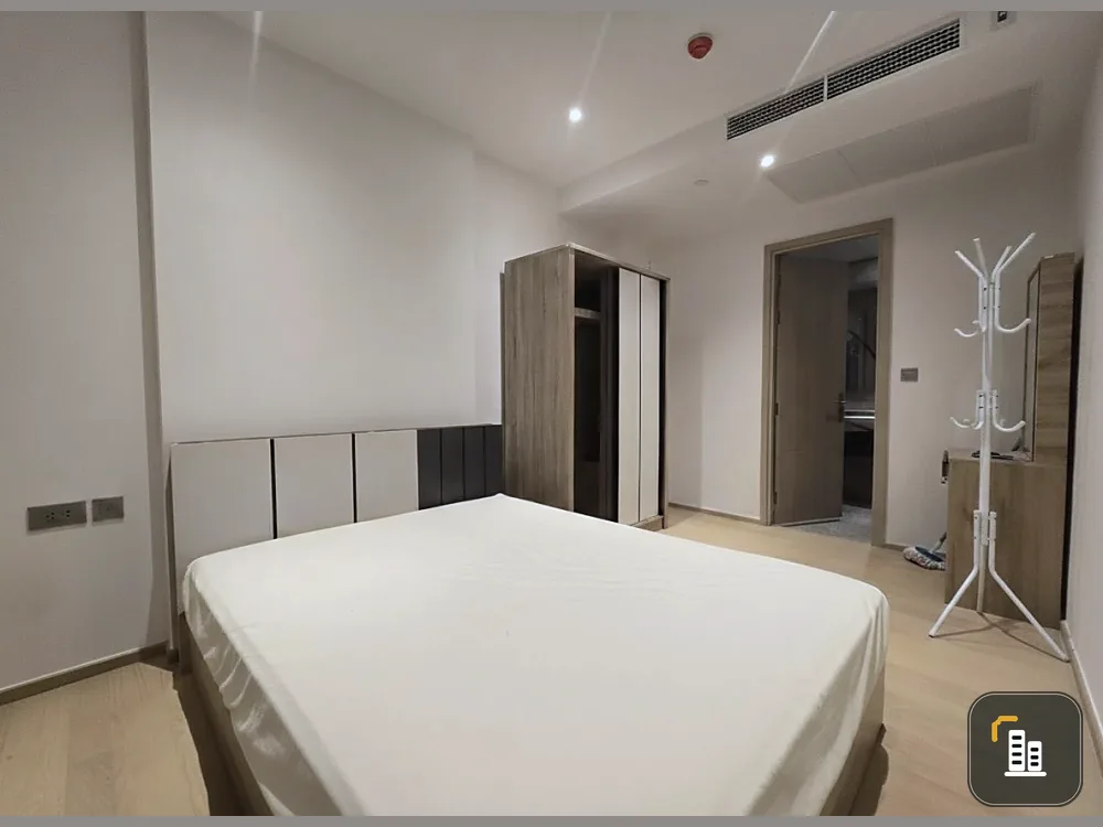 Selling Ashton Asoke-Rama 9, 1 bedroom unit with spacious living area and fully furnished. Don't miss this great deal!
