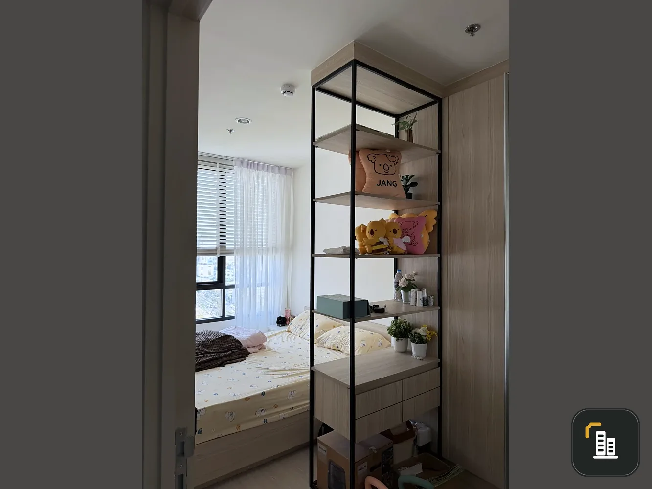 Selling Nue Noble Ratchada-Ladprao. Beautifully designed unit with clearly separated rooms, 22nd floor, North facing, great view, bright and airy. Don