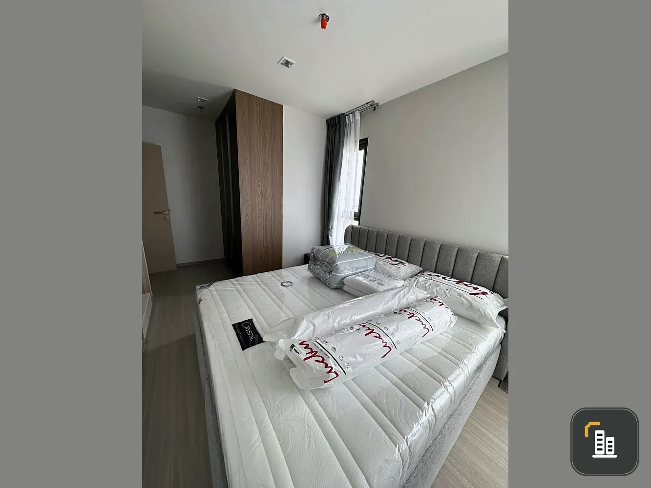 Rent now! Life Sathorn-Sierra, ready-to-move-in unit with spacious living area and complete amenities. Book now, don't miss out!