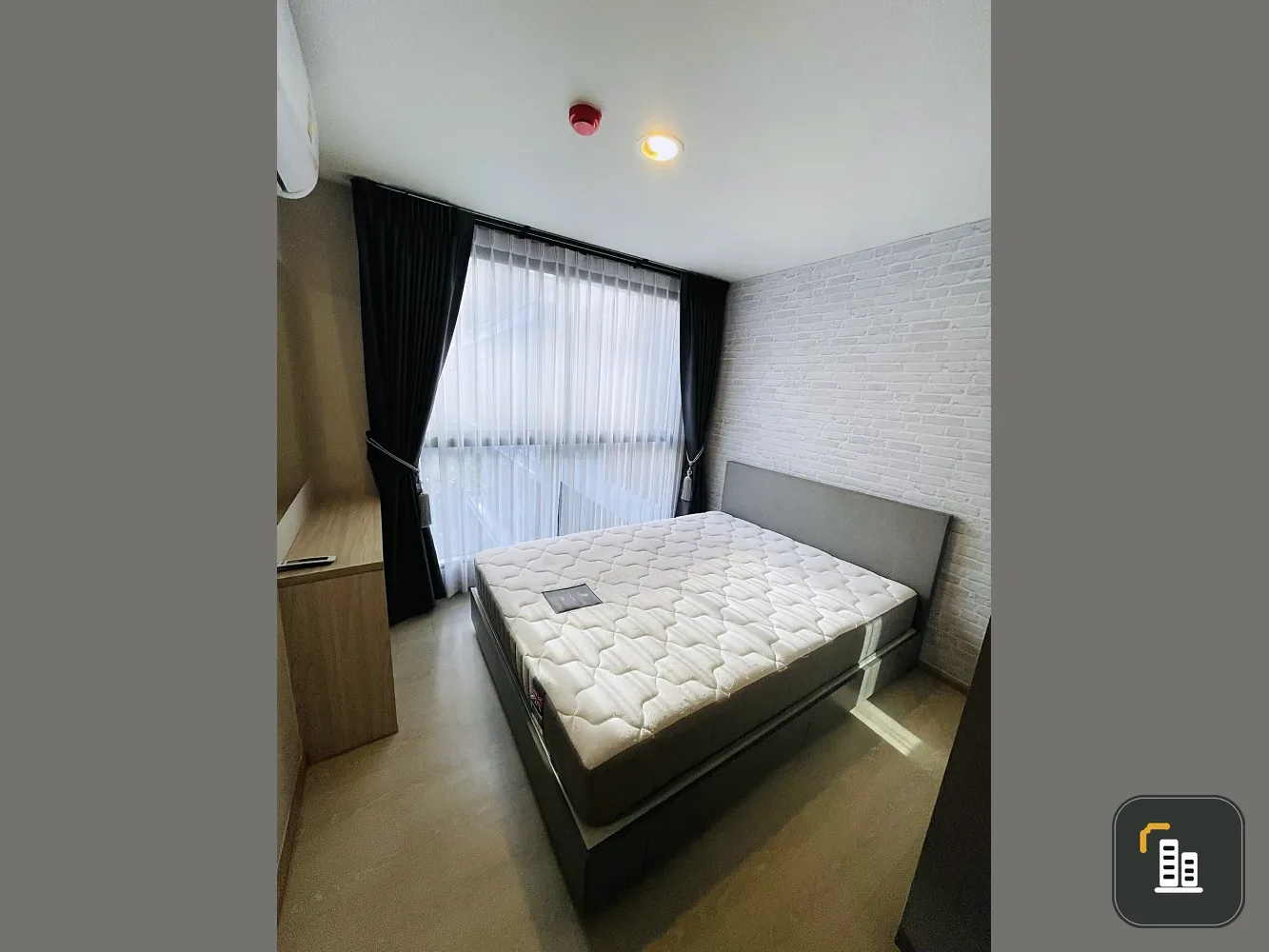 Selling The Excel Udomsuk, 1 bedroom, 1 bathroom unit. Features high-quality wallpaper and a swimming pool view. Book now!