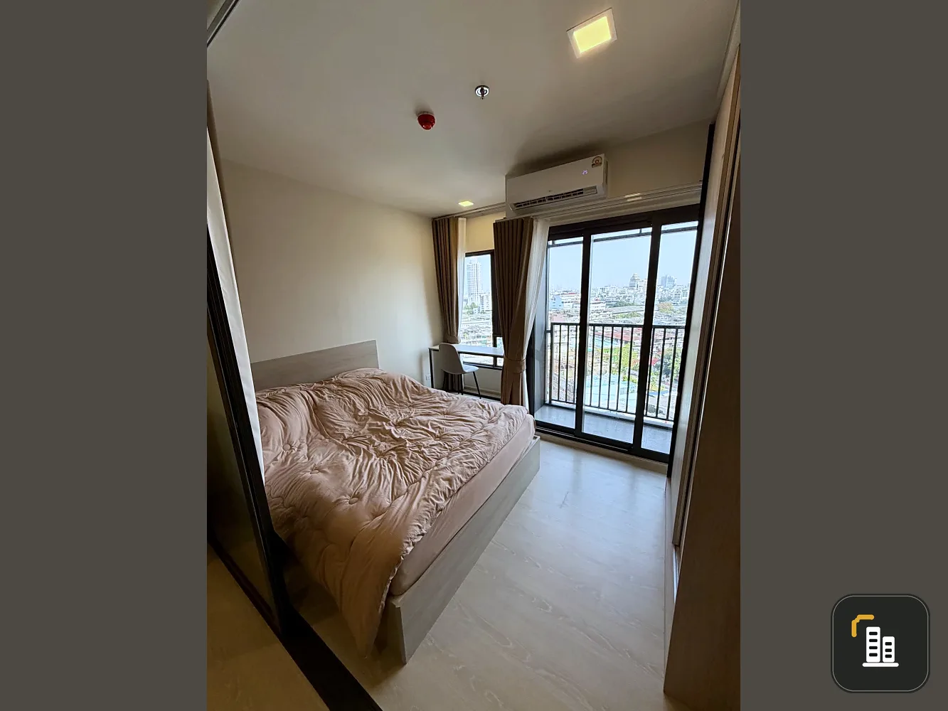 FOR RENT | FLO by Sansiri River View Unit. Clean room, beautiful built-in furniture, ready to move in. Book now, don't miss out!