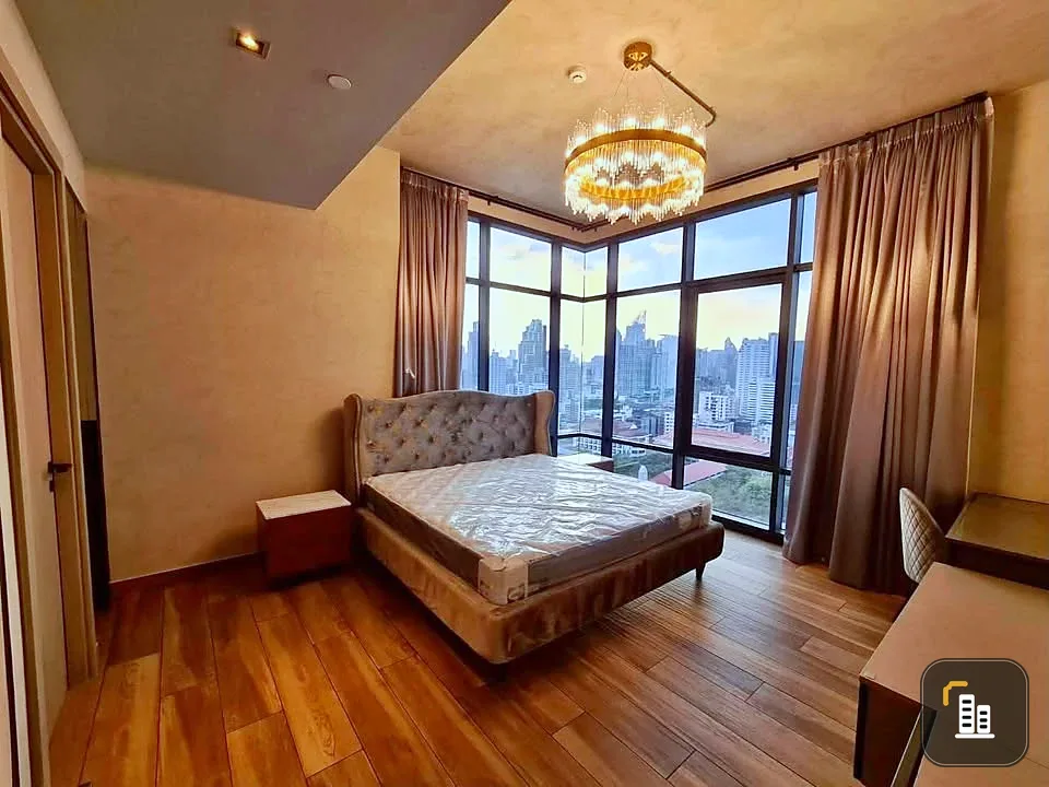 Selling The Lofts Asoke, 2 bedrooms, spacious living area, great location, fully furnished. Don't miss out!