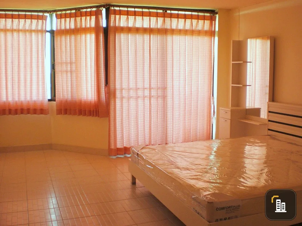 Selling Tararin Chaophaya condo, 10th floor, North facing, river view, fully furnished, ready to move in. Interested? Book now!