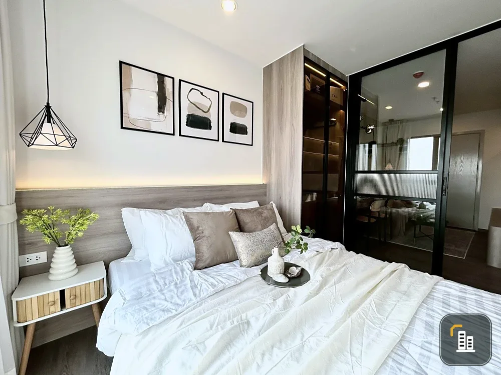 For rent: Regent Home Wutthakat, very high floor unit, beautifully furnished and decorated like the show unit, ready to move in.