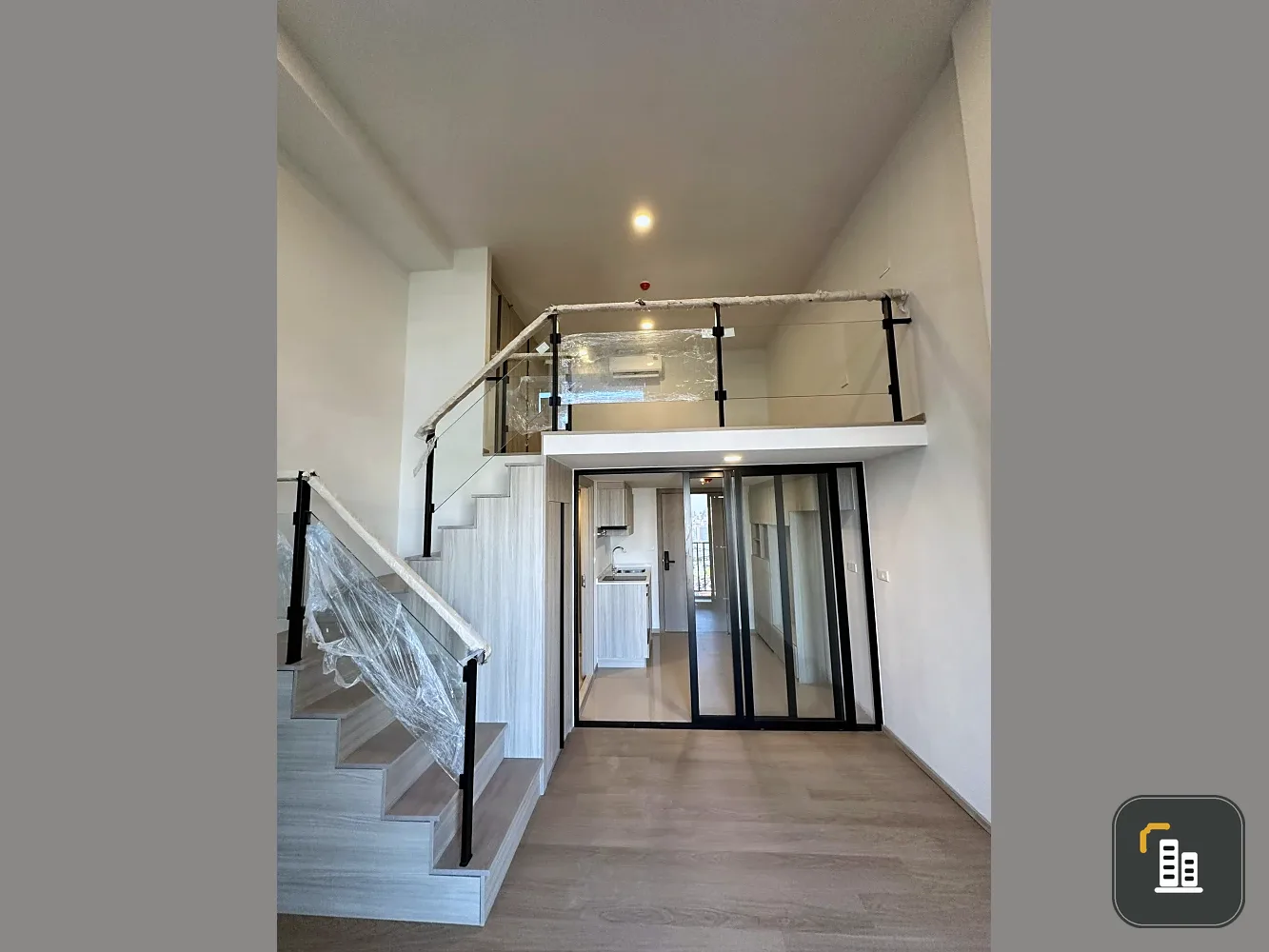 Selling down payment for Origin Play Bangkhunnon Triple Station unit. Nice room, great location, high ceilings. Book now!