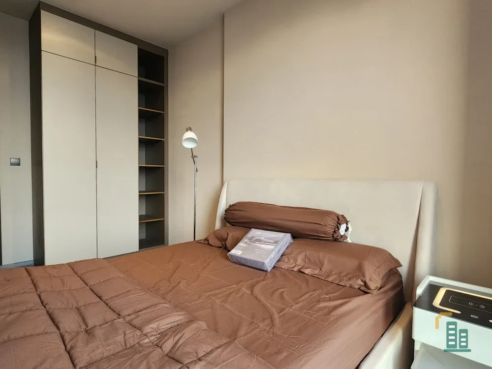 For rent: Rhythm Ekkamai Estate, high floor unit, ready to move in, spacious, fully equipped with amenities. Book now!