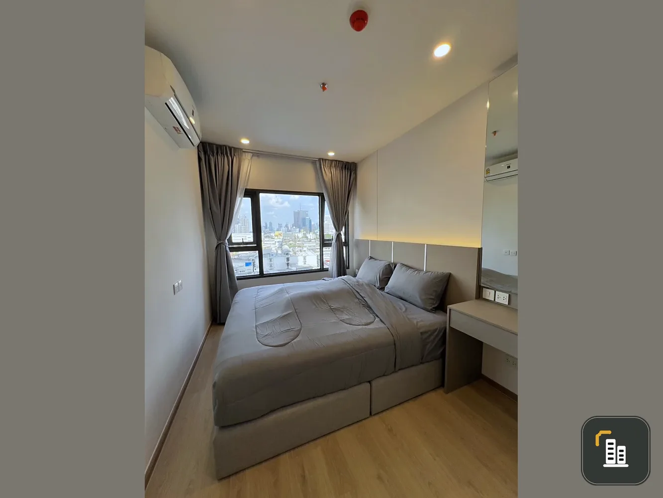 For rent: Life Rama 4 - Asoke, corner unit with beautiful city views, spacious living area, fully furnished. Book now!