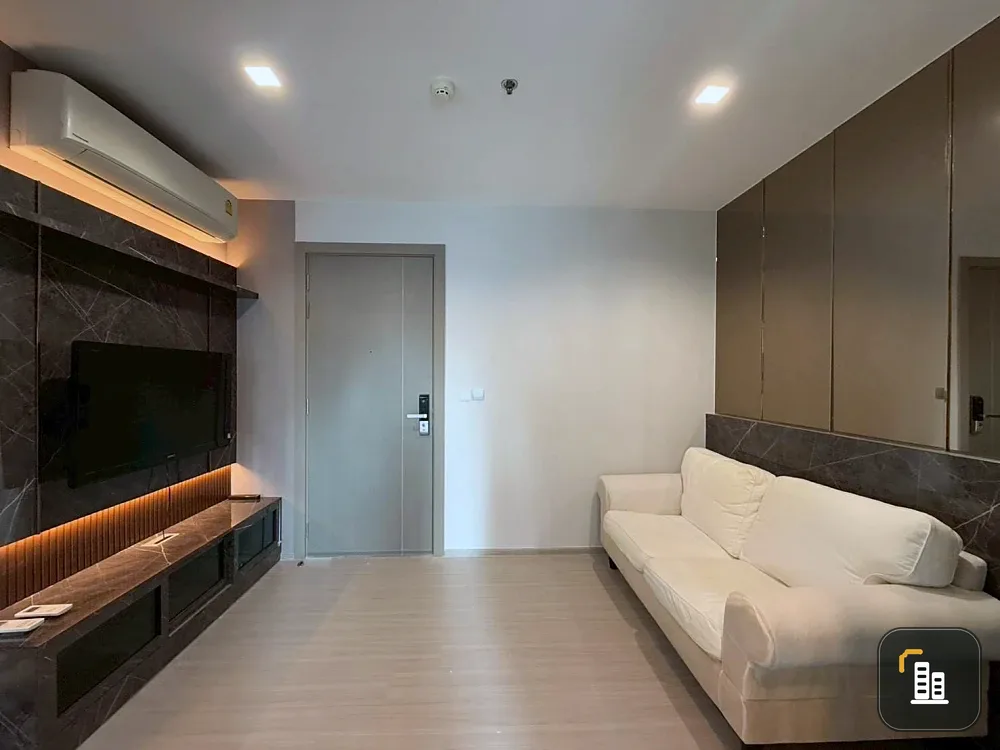 Urgent sale! Life Asoke Rama 9 condo, ready to move in, 24th floor, Asoke view, unblocked. Convenient and complete amenities all in one place. Book now