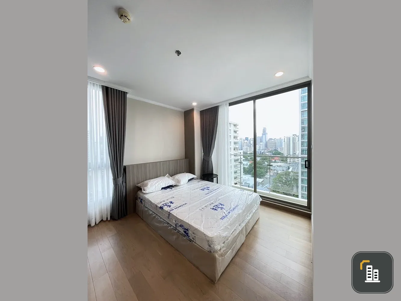 For rent: Supalai Oriental Sukhumvit 39, fully furnished with modern luxury decor and stunning Sukhumvit road views. All appliances included. Don't mi