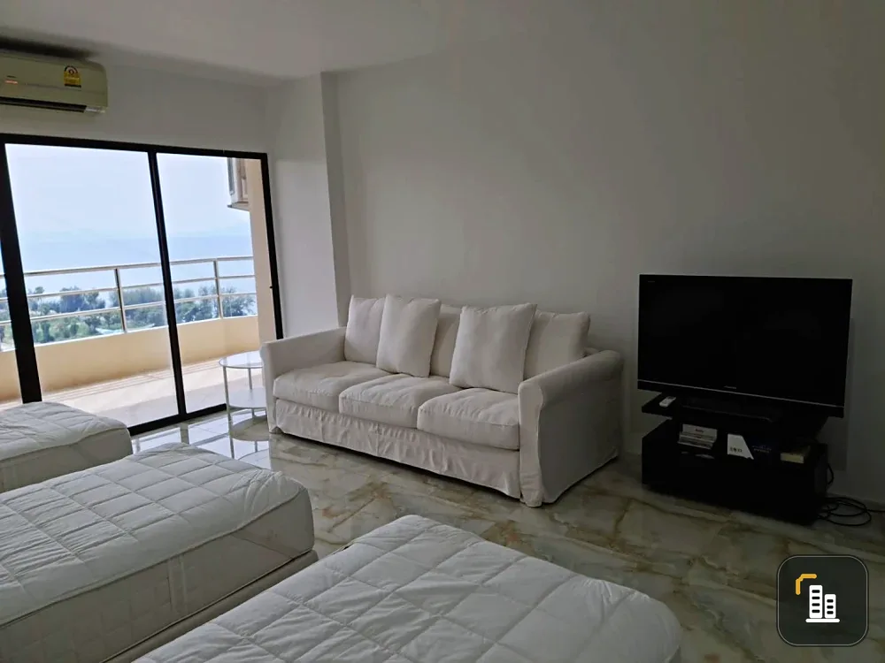 Selling View Talay condo, high floor, sea view. Just bring your belongings and move in! Book now before it's too late!