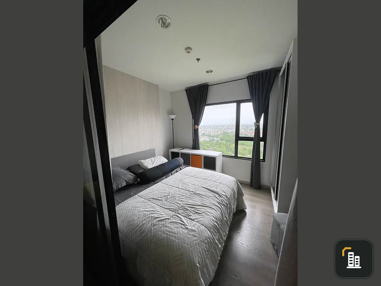 Selling Aspire Sathorn - Taksin (Copper Zone) condo. Nice unit in a great location with convenient transportation. Fully furnished. Book now!
