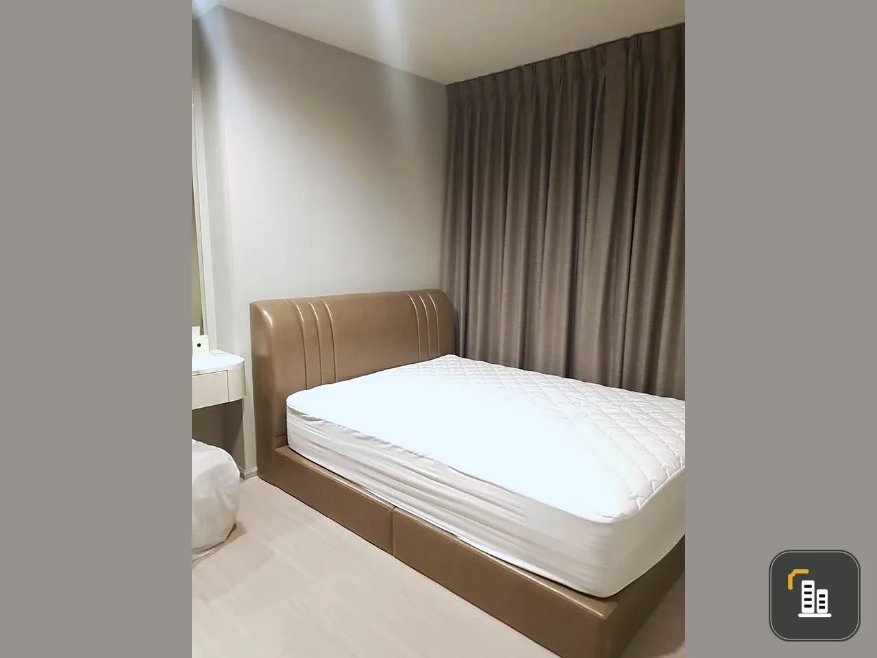 For rent: Life Asoke Hype condo, pool view, breezy, not hot, beautiful room, fully furnished, ready to move in immediately.