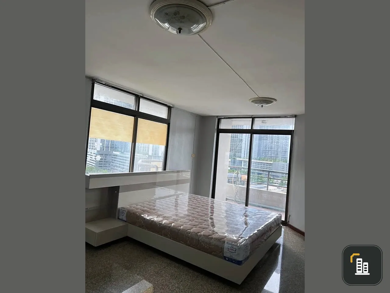 Selling Tararin Chaophaya, 2 bedrooms, spacious living area, great location, beautiful unblocked view, convenient transportation. Book now!