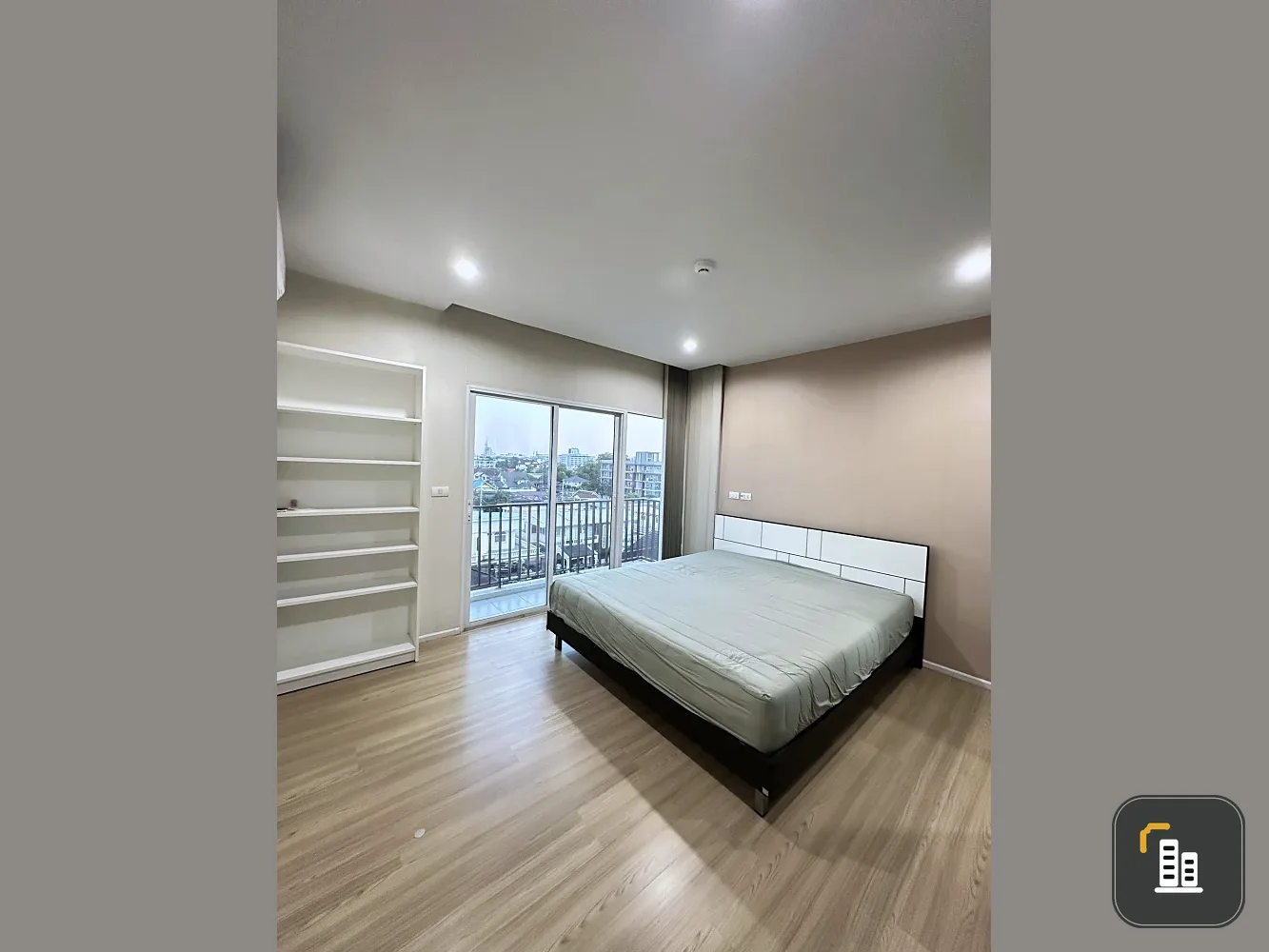 Urgent sale! Happy Condo Ladprao 101, spacious corner unit with excellent layout. Convenient and complete amenities. Buy now!