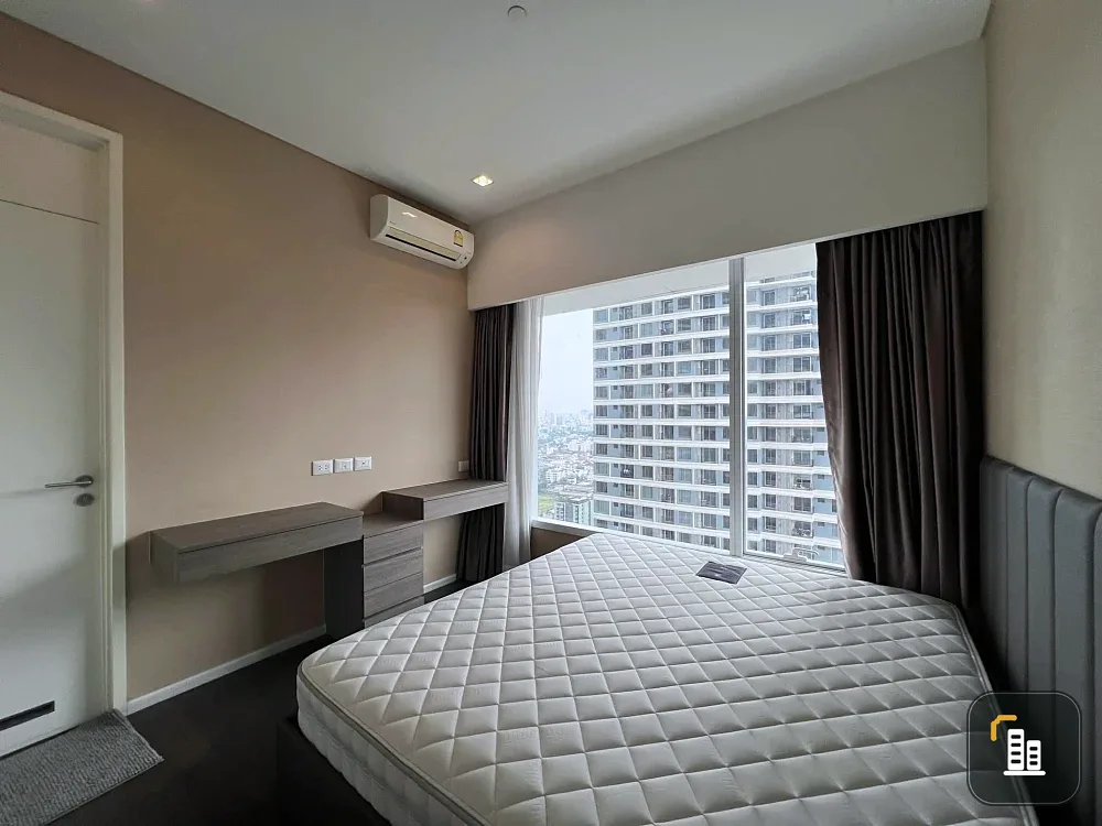 For rent: The Saint Residence, 2 bedrooms, 2 bathrooms, 26th floor (very high floor), with views of Chatuchak Park from both bedrooms. Grab it while y