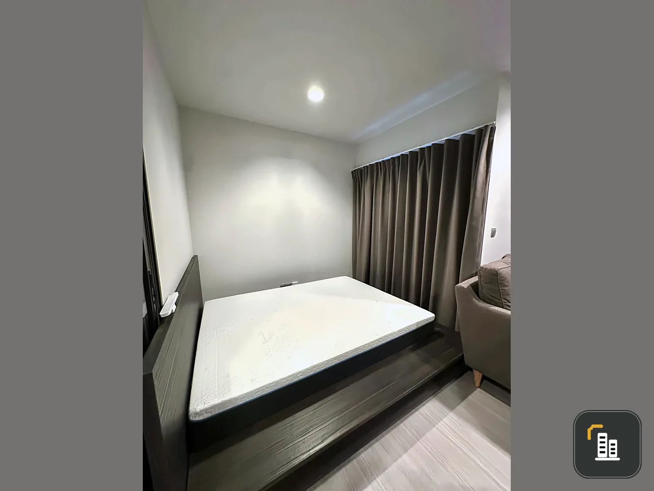 For rent: Life Asoke-Rama 9, very high floor unit, fully furnished with all appliances. Move in now! Don't hesitate.