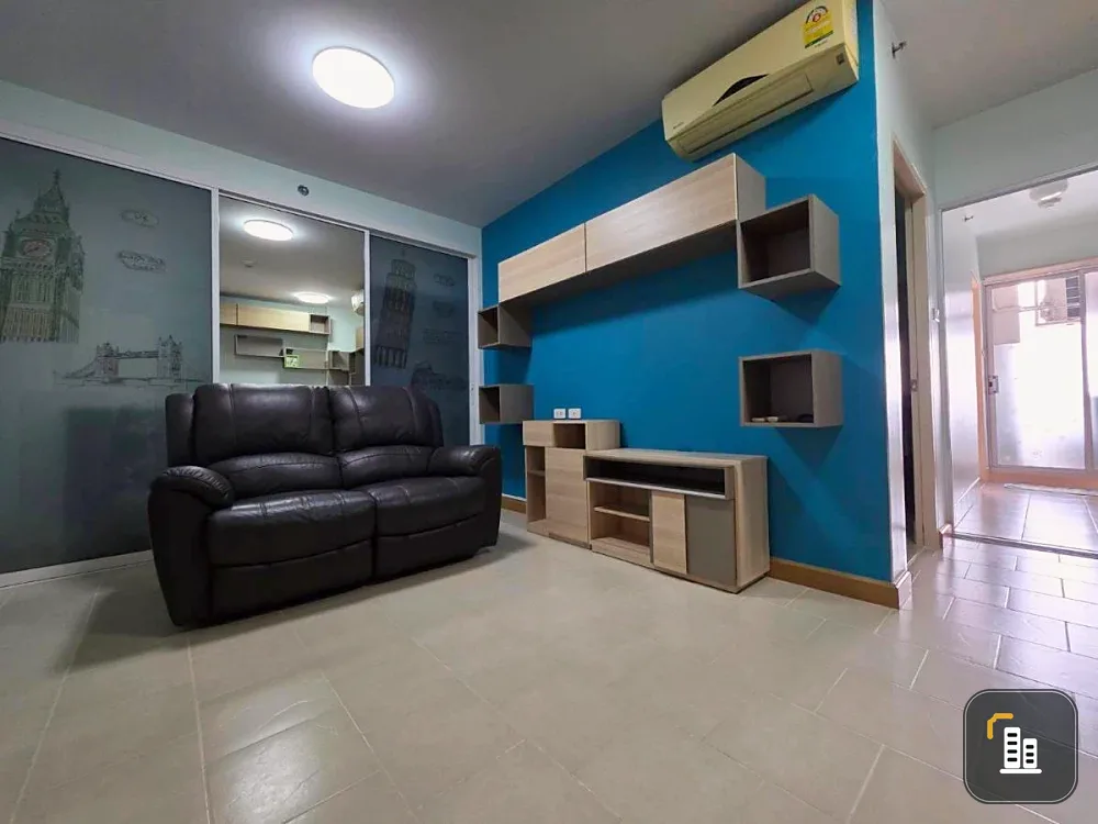 City Home for sale, Tha Phra Intersection. Open, airy view with good ventilation. No buildings obstructing the view. One wall shares a fire escape and