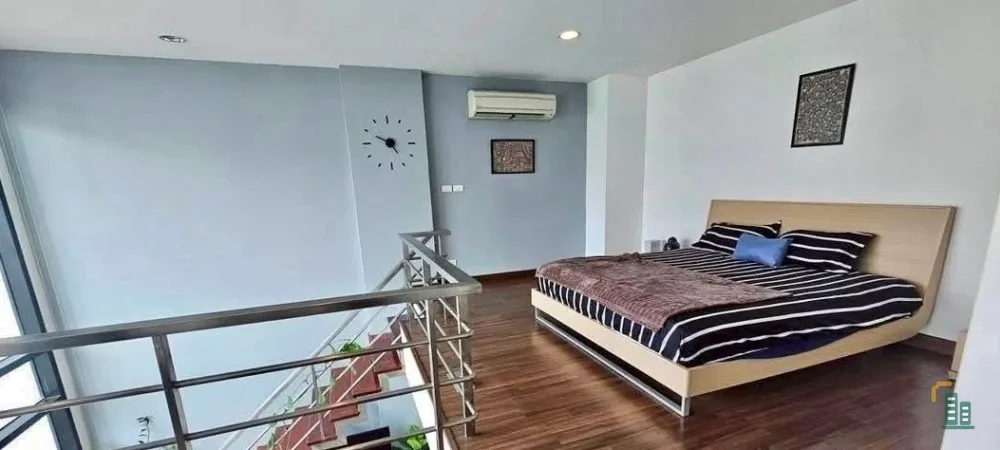 For rent/sale: D65 Condo – Duplex, high ceilings, spacious and comfortable. Top floor, quiet and private. Book now, don't wait!